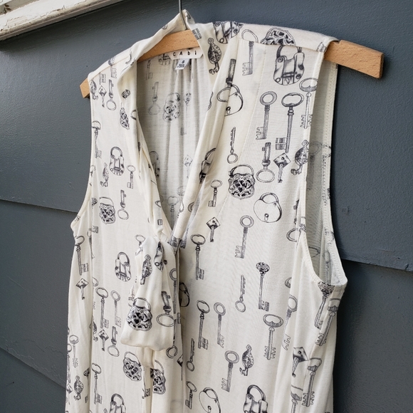 Cabi Keys Please Cream Print Bow Sleeveless Blouse - Picture 3 of 10